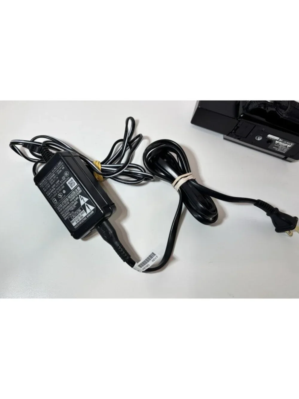 Sony Handycam HDR-PJ260V High Definition Camcorder 55x Zoom Battery + Battery